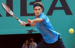 Roger Federer creating space and assessing!